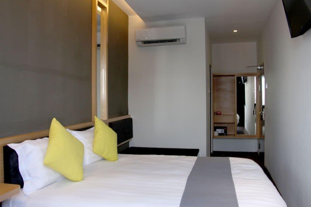B Street 2* George Town