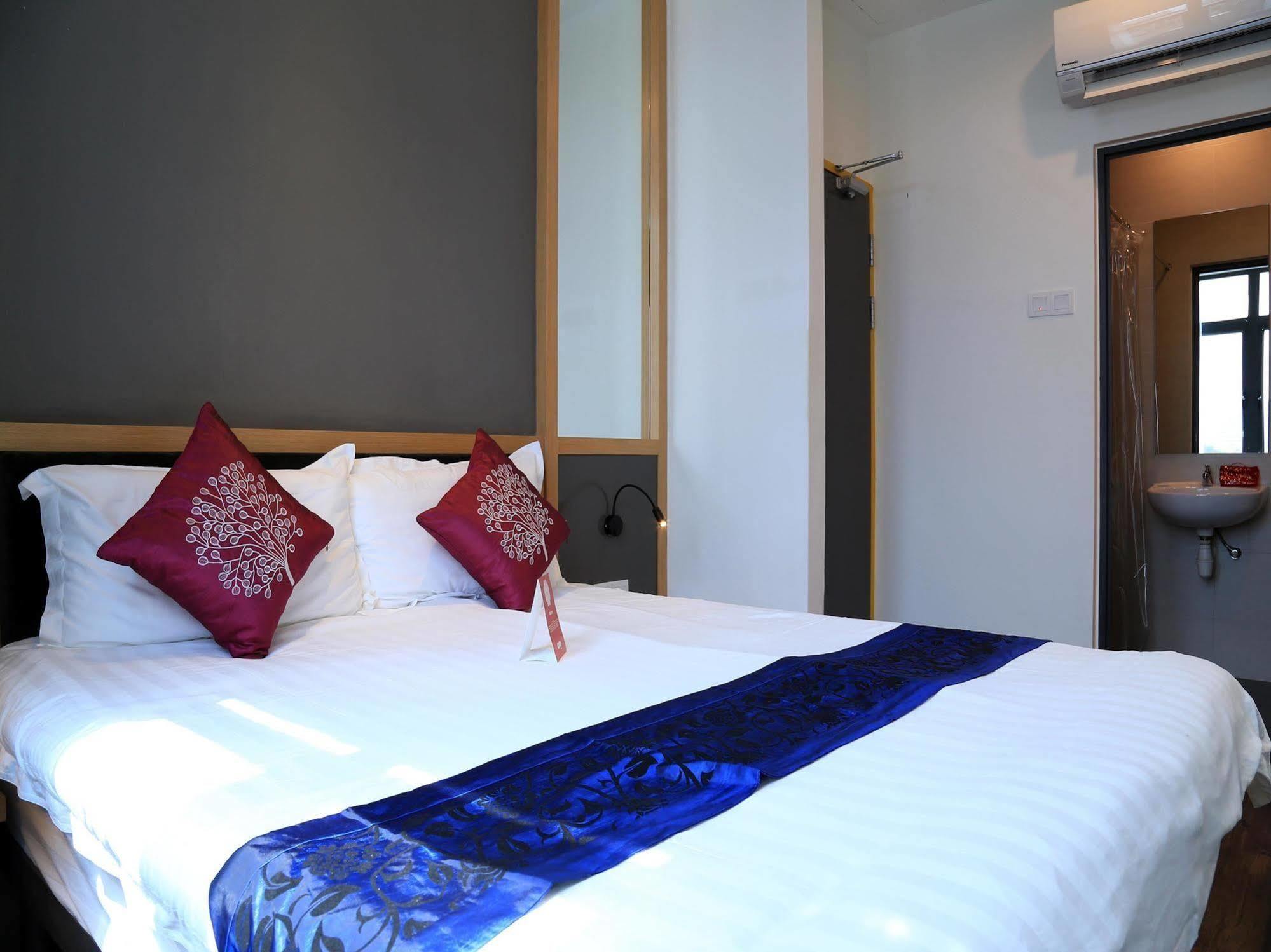 Hotel B Street 2*